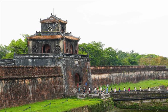 Tourists visit the Hue Imperial Citadel. VNA Photo: Nguyên Lý