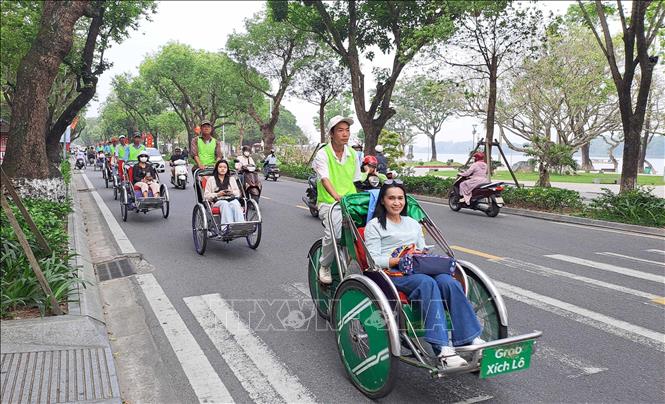 Tourists take cycle tours of Hue city. VNA Photo: Nguyên Lý
