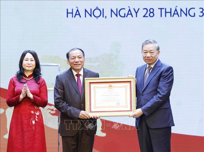Tổng Bí thư Tô Lâm trao Huân chương Lao động hạng Nhất tặng Cục Thể dục Thể thao Việt Nam (Bộ Văn hoá, Thể thao và Du lịch). Ảnh: Thống Nhất – TTXVN