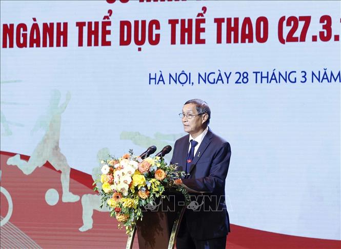 Anh hùng Lao động, HLV đội tuyển bóng đá nữ quốc gia Mai Đức Chung, thay mặt đội ngũ các huấn luyện viên phát biểu. Ảnh: Thống Nhất – TTXVN