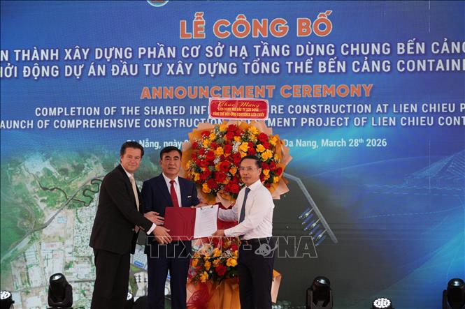 Ủy viên Trung ương Đảng, Chủ tịch UBND thành phố Đà Nẵng Phạm Đức Ấn trao quyết định đầu tư cho Liên danh Công ty Cổ phần Tập đoàn Hateco - Công ty TNHH Cảng biển Hateco - APM Terminals B.V. (Hà Lan). Ảnh: Anh Dũng - TTXVN