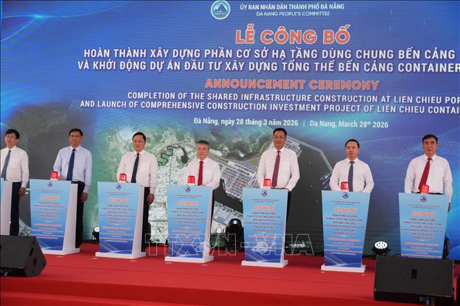 Các đại biểu ấn nút Khởi động Dự án Đầu tư xây dựng tổng thể Bến cảng container Liên Chiểu. Ảnh: Ảnh: Anh Dũng - TTXVN