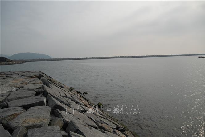 Hàng mục Kè chắn sóng và đê chắn sóng (phần hạng mục dùng chung) đã được hoàn thành. Ảnh: Anh Dũng - TTXVN