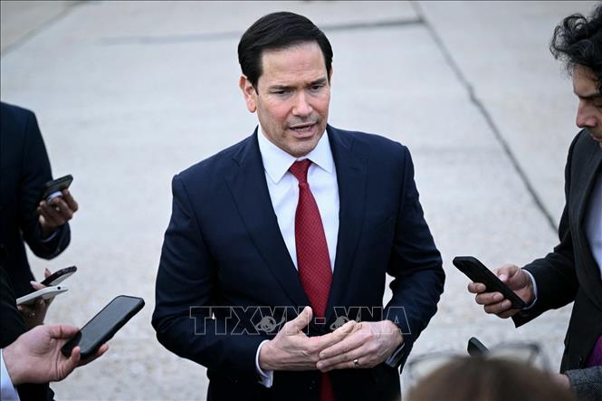 Ngoại trưởng Mỹ Marco Rubio (giữa) trả lời phỏng vấn báo giới sau Hội nghị Ngoại trưởng G7 tại Le Bourget, Pháp ngày 27/3/2026. Ảnh: FRANCE 24/TTXVN
