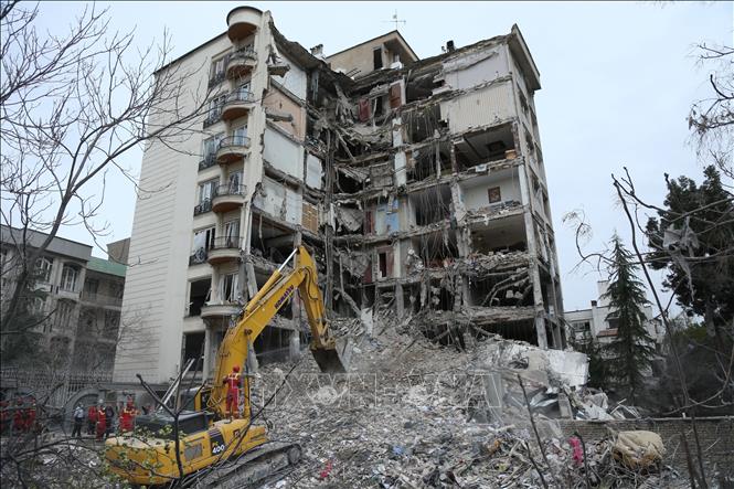 Toà nhà dân cư bị phá huỷ sau các vụ không kích của lực lượng phối hợp Mỹ-Israel xuống thủ đô Tehran, Iran ngày 23/3/2026. Ảnh: THX/TTXVN