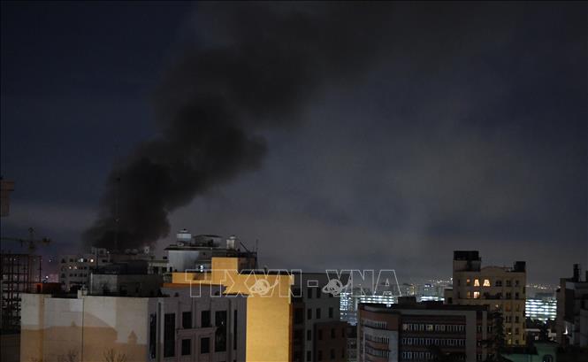 Khói bốc lên sau các vụ không kích của Israel xuống thủ đô Tehran, Iran ngày 7/3/2026. Ảnh: THX/TTXVN