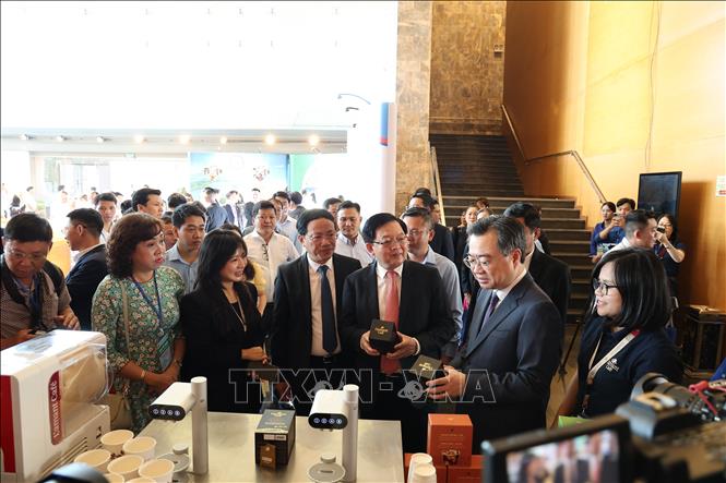 Lãnh đạo Trung ương thăm các gian hàng OPCOP trước thềm Hội nghị. Ảnh: Sỹ Thắng-TTXVN
 