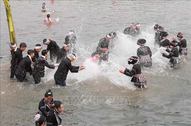 Đoàn lễ thi nhau té nước vào nhau với mong muốn cho mọi điều tốt lành. Ảnh: Quý Trung – TTXVN