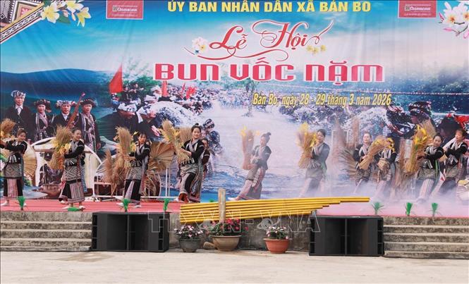 Tiết mục văn nghệ đặc sắc do cộng đồng người Lào biểu diễn chào mừng Lễ hội. Ảnh: Quý Trung – TTXVN