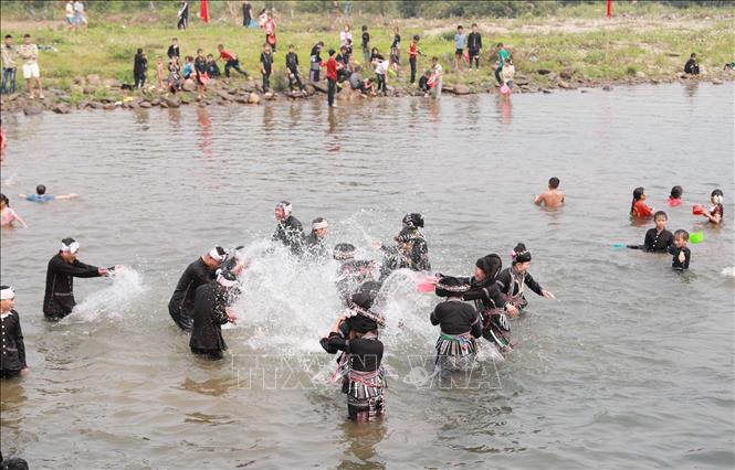 Đoàn lễ thi nhau té nước vào nhau với mong muốn cho mọi điều tốt lành. Ảnh: Quý Trung – TTXVN