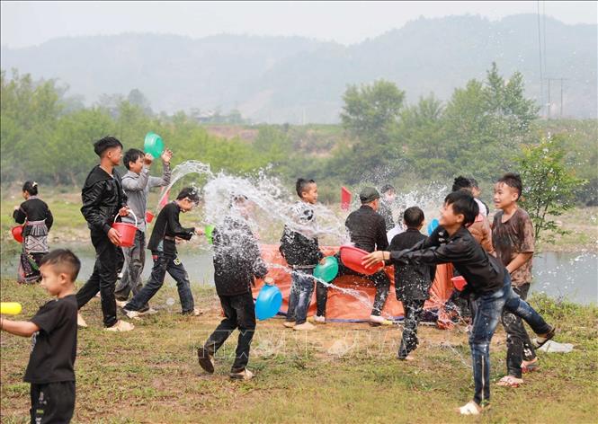 Sau phần lễ thì trẻ em trong bản vui mừng té nước với mong muốn cầu cho mưa thuận gió hòa. Ảnh: Quý Trung – TTXVN