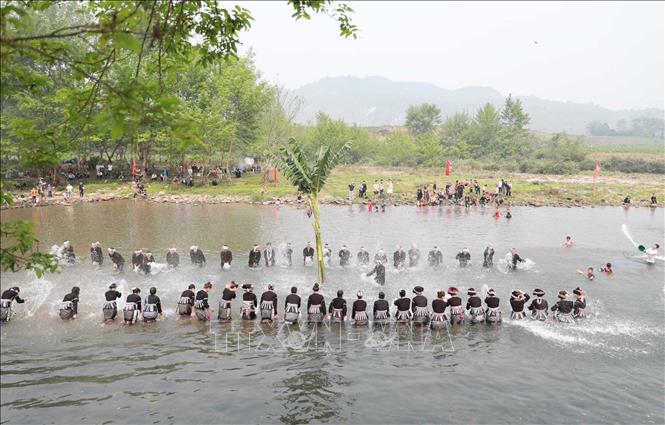 Sau phần nghi thức lễ cầu cho mưa thuận gió hòa là phần té nước cầu may của đoàn lễ. Ảnh: Quý Trung – TTXVN