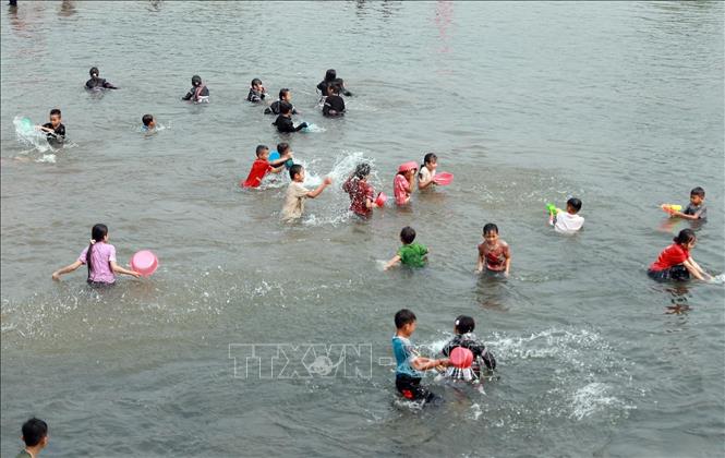 Đến phần hội là phần té nước dưới suối cạnh bản với mong muốn một năm mưa thuận gió hòa, mùa màng bội thu. Ảnh: Quý Trung – TTXVN