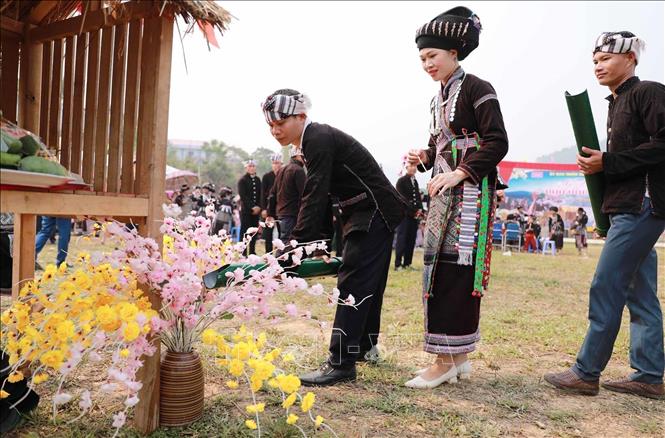 Nước lấy về được dâng lê chùa và cho vào chum để chủ lễ cùng cầu cho mưa thuận gió hòa. Ảnh: Quý Trung – TTXVN