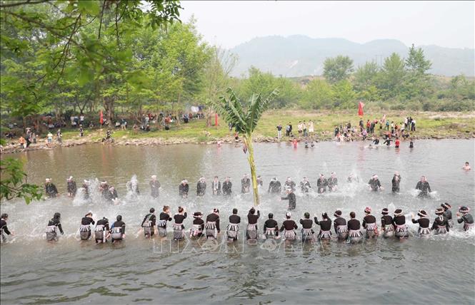 Sau phần nghi thức lễ cầu cho mưa thuận gió hòa là phần té nước cầu may của đoàn lễ. Ảnh: Quý Trung – TTXVN