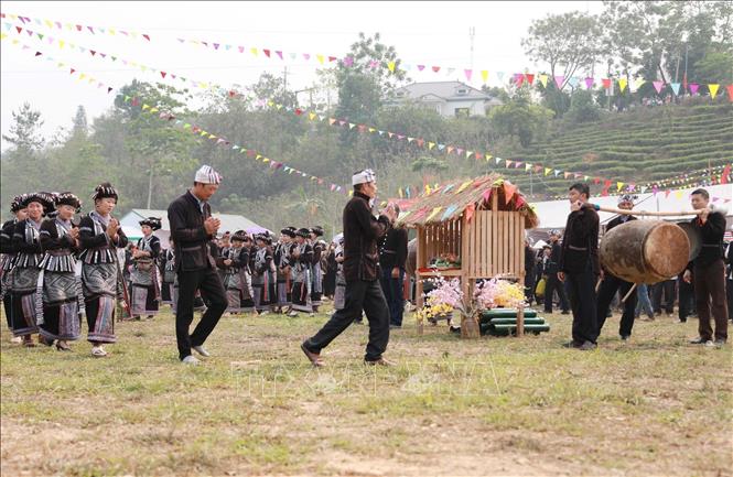 Sau khi lễ xong, chủ lễ cùng dân bản đi vùng quanh chùa cầu cho mưa thuận gió hòa, mùa màng bội thu. Ảnh: Quý Trung – TTXVN