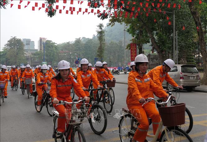 Cán bộ công nhân viên ngành điện đạp xe hưởng ứng chiến dịch Giờ trái đất năm 2026. Ảnh: Đức Thọ - TTXVN