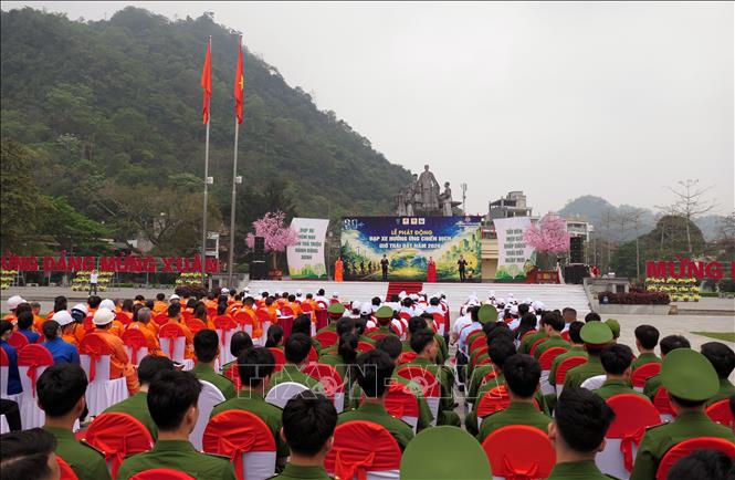 Cán bộ công nhân viên các sở, ban, ngành tỉnh Tuyên Quang hưởng ứng chiến dịch Giờ trái đất năm 2026. Ảnh: Đức Thọ - TTXVN