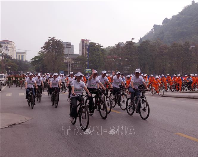 Cán bộ công nhân viên các sở, ban, ngành tỉnh Tuyên Quang đạp xe hưởng ứng chiến dịch Giờ trái đất năm 2026. Ảnh: Đức Thọ - TTXVN
