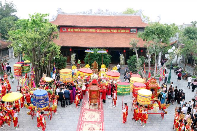 Nghi lễ rước truyền thống tại lễ hội Đền Tranh. Ảnh: Mạnh Tú - TTXVN
