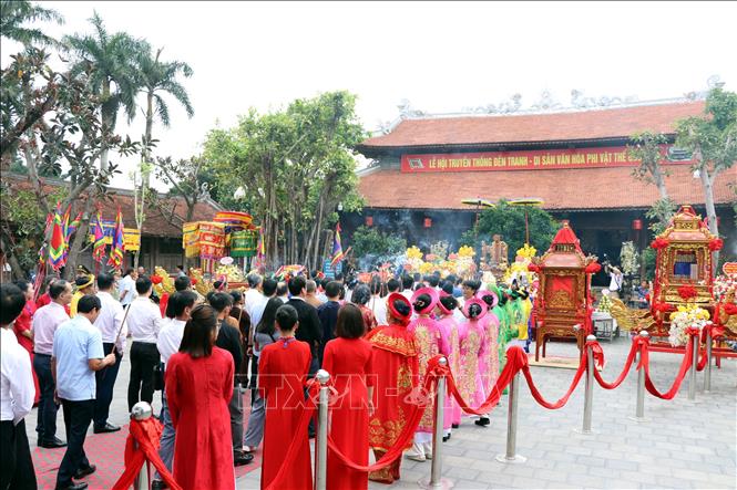 Các đại biểu cùng nhân dân và du khách dâng hương tưởng niệm Đức Quan lớn Tuần Tranh. Ảnh: Mạnh Tú - TTXVN