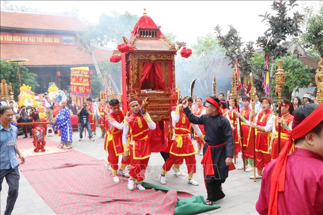 Nghi lễ rước truyền thống tại lễ hội Đền Tranh.Ảnh: Mạnh Tú - TTXVN
