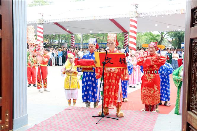Nghệ nhân ưu tú Lưu Đức Anh Tuấn, Chủ nhiệm Câu lạc bộ Hát văn Xứ Đông tuyên đọc chúc văn tưởng niệm Đức Quan lớn Tuần Tranh. Ảnh: Mạnh Tú - TTXVN
