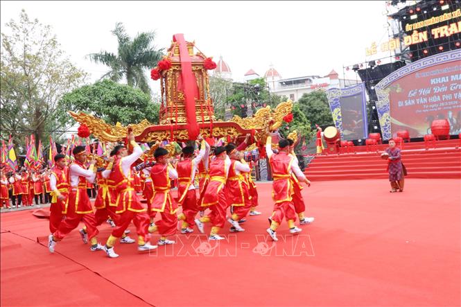 Nghi lễ rước truyền thống tại lễ hội Đền Tranh. Ảnh: Mạnh Tú - TTXVN
