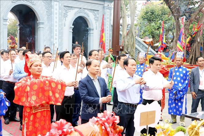 Các đại biểu cùng nhân dân và du khách dâng hương tưởng niệm Đức Quan lớn Tuần Tranh. Ảnh: Mạnh Tú - TTXVN