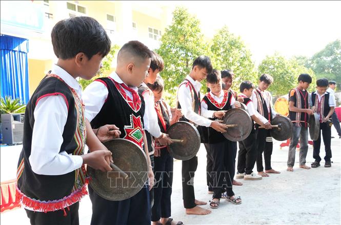 Các em học sinh Trường TH và THCS Lê Quý Đôn (xã Sa Thầy) giao lưu cồng chiêng với các em học sinh Trường TH và THCS xã Sa Bình, tỉnh Quảng Ngãi. Ảnh: Dư Toán - TTXVN