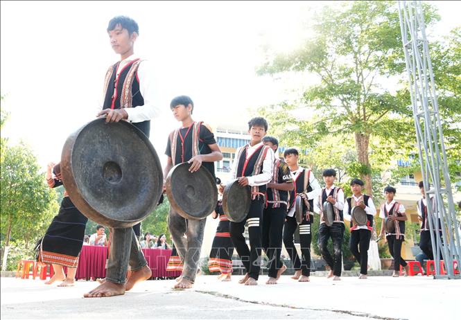 Đội cồng chiêng Trường TH và THCS xã Sa Bình, tỉnh Quảng Ngãi hiện có hơn 60 em nữ, 14 em nam có thể biểu diễn cồng chiêng, múa xoang. Ảnh: Dư Toán - TTXVN