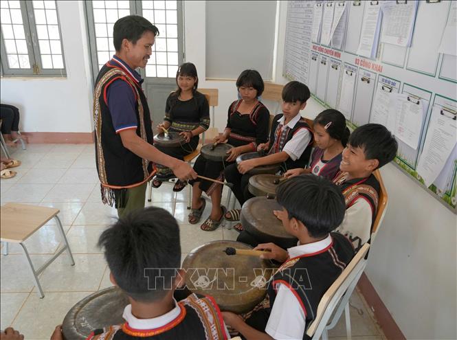 Nghệ nhân ưu tú A Thu đến dạy cồng chiêng cho các em học sinh tại Trường Trung học cơ sở Đặng Thùy Trâm, xã Kon Đào, tỉnh Quảng Ngãi. Ảnh: Dư Toán - TTXVN