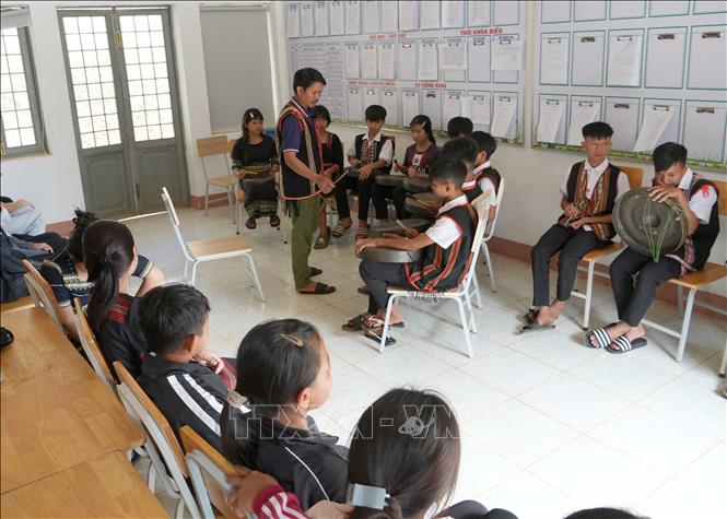 Nghệ nhân ưu tú A Thu đến dạy cồng chiêng cho các em học sinh tại Trường Trung học cơ sở Đặng Thùy Trâm, xã Kon Đào, tỉnh Quảng Ngãi. Ảnh: Dư Toán - TTXVN