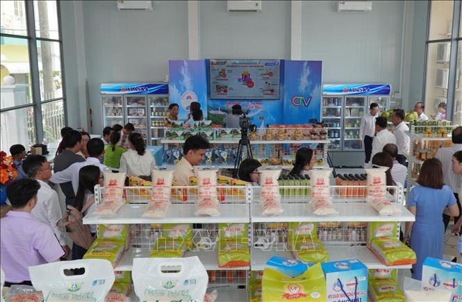 Khá đông khách hàng đến tham quan cửa hàng trưng bày và bán sản phẩm OCOP tại phường Tân Thành. Ảnh: Tuấn Phi - TTXVN 