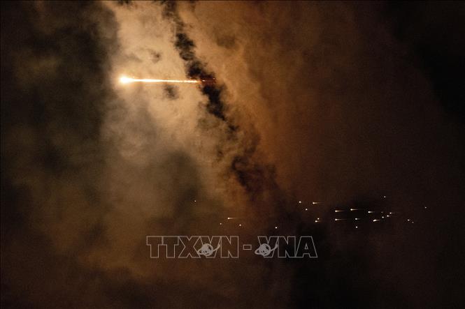 Vệt tên lửa trên bầu trời Jerusalem khi vật thể bay hướng về miền Trung Israel, ngày 27/3/2026. Ảnh: THX/TTXVN