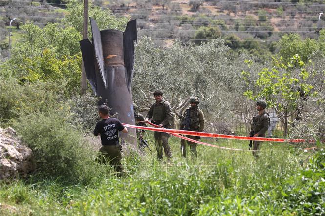 Binh sĩ Israel điều tra tại hiện trường mảnh vỡ tên lửa rơi xuống thị trấn Haris, phía Bắc thành phố Salfit, Khu Bờ Tây ngày 24/3/2026. Ảnh: THX/TTXVN