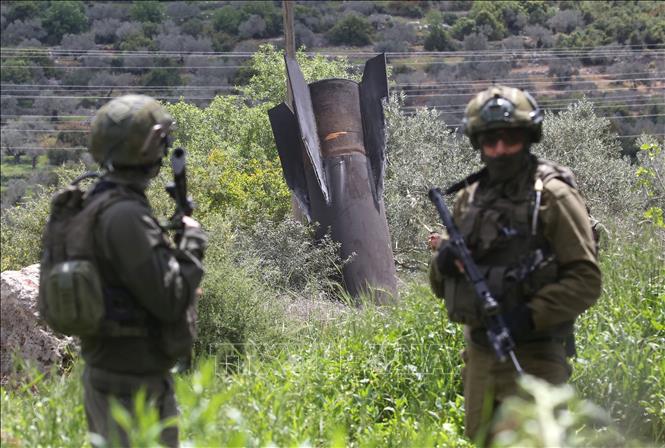 Binh sĩ Israel điều tra tại hiện trường mảnh vỡ tên lửa rơi xuống thị trấn Haris, phía Bắc thành phố Salfit, Khu Bờ Tây ngày 24/3/2026. Ảnh: THX/TTXVN
