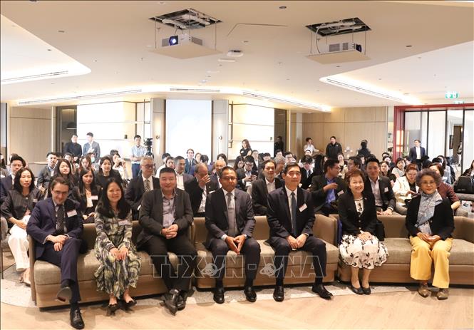 Ông Lê Hữu Phúc (hàng đầu, thứ 3 từ trái sang), Tham tán thương mại Việt Nam tại Thái Lan, tại một Diễn đàn doanh nghiệp Thái Lan - Việt Nam năm 2025. Ảnh: Đỗ Sinh – PV TTXVN tại Thái Lan