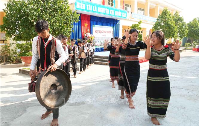 Đội cồng chiêng Trường TH và THCS xã Sa Bình, tỉnh Quảng Ngãi hiện có hơn 60 em nữ, 14 em nam có thể biểu diễn cồng chiêng, múa xoang. Ảnh: Dư Toán - TTXVN