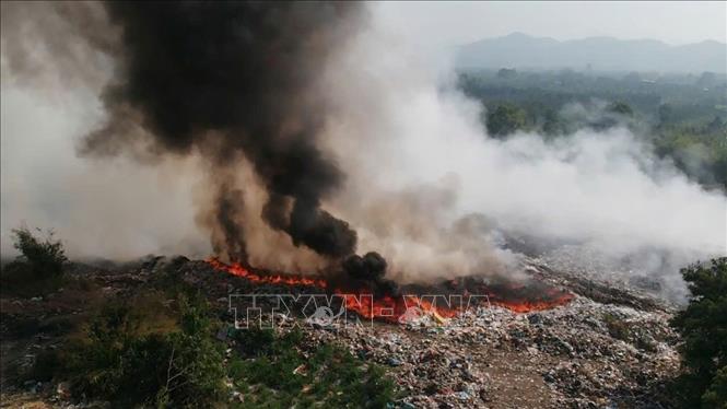 Đám cháy tại bãi rác dốc Đá Mài (xã Cát Tiên, Lâm Đồng) xuất hiện từ trưa 27/3 và hiện đang được các lực lượng chức năng nỗ lực khống chế, dập tắt. Ảnh: TTXVN phát
