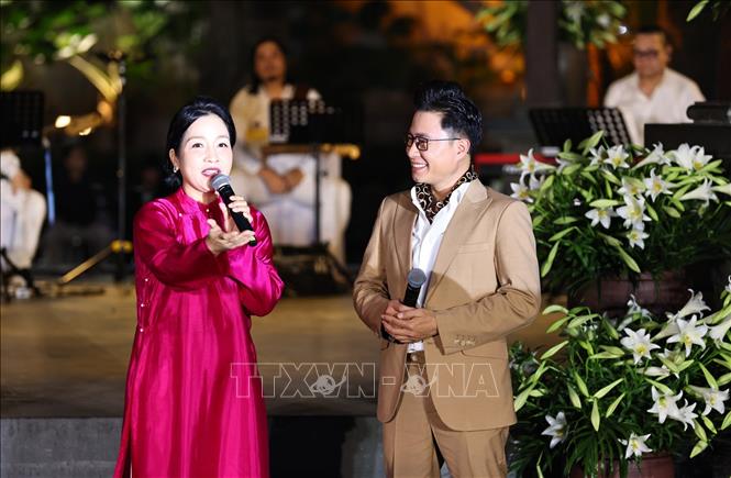 Giao lưu với Diva Mỹ Linh – biểu tượng của những bản tình ca Hà Nội. Ảnh: Minh Đức – TTXVN

