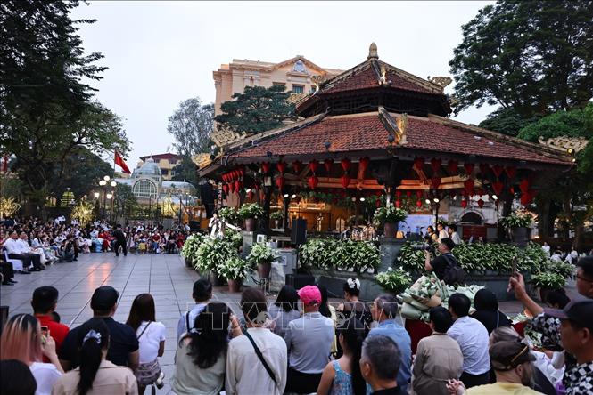 Chương trình thu hút đông đảo du khách quốc tế tới thưởng lãm. Ảnh: Minh Đức – TTXVN