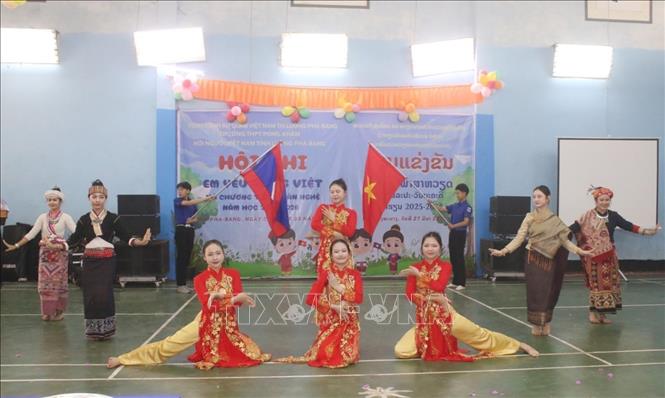 Tiết mục văn nghệ ca ngợi tình đoàn kết đặc biệt Việt Nam - Lào tại Cuộc thi do các em học sinh Việt Nam-Lào biểu diễn. Ảnh: Xuân Tú - PV TTXVN tại Lào