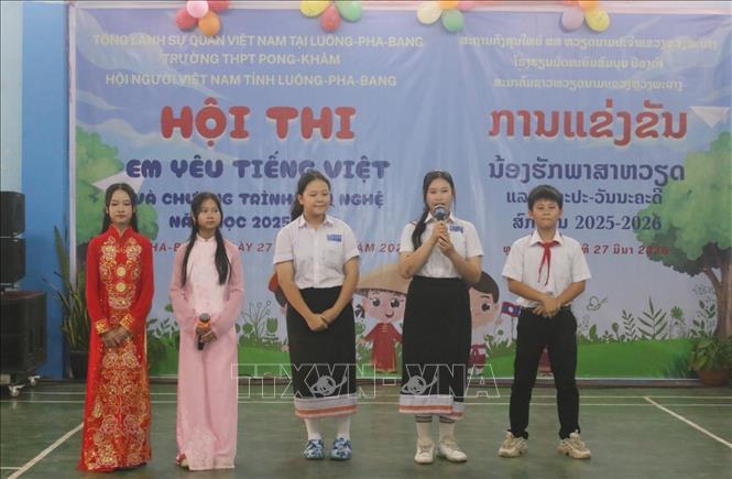 Phần thi hùng biện bằng tiếng Việt của Đội Nhịp cầu kết nối. Ảnh: Xuân Tú - PV TTXVN tại Lào