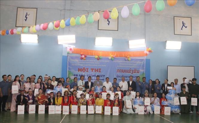 Đại biểu chụp ảnh kỷ niệm cùng học sinh tham gia Cuộc thi “Em yêu tiếng Việt” dành cho học sinh Lào và Việt Nam. Ảnh: Xuân Tú - PV TTXVN tại Lào