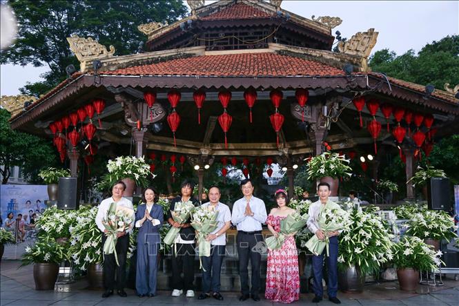 Đồng chí Nguyễn Duy Ngọc, Bí thư Thành ủy Hà Nội tặng hoa cho các nghệ sĩ. Ảnh: Hà Anh/TTXVN phát