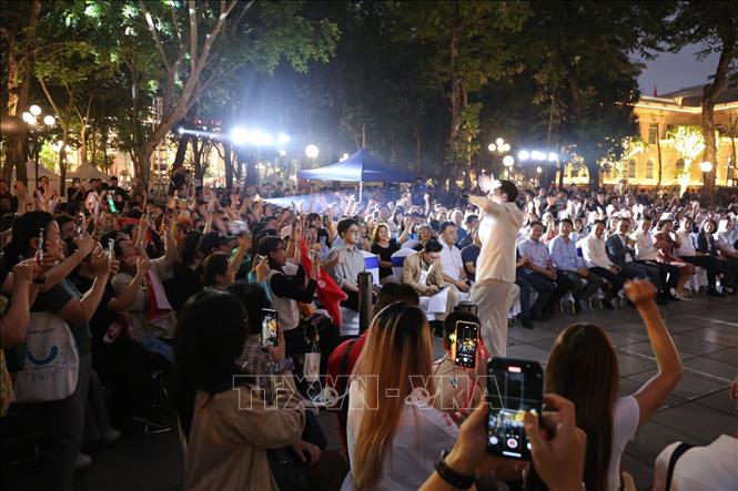 Các tiết mục đặc sắc thu hút đông đảo  người xem. Ảnh: Hà Anh/TTXVN phát
