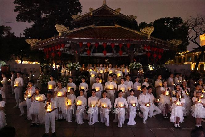 Điểm nhấn đặc biệt của Live Concert nằm ở phần kết chương trình, khi toàn bộ không gian Nhà Bát Giác đồng loạt tắt đèn hưởng ứng Giờ Trái Đất. Trong khoảnh khắc ấy, ánh sáng từ hàng nghìn chiếc điện thoại và nến hòa cùng giai điệu “Heal the World”, tạo nên một khung cảnh lung linh, giàu tính biểu tượng và đầy nhân văn. Ảnh: Minh Đức - TTXVN