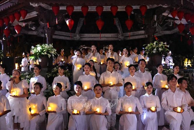 Điểm nhấn đặc biệt của Live Concert nằm ở phần kết chương trình, khi toàn bộ không gian Nhà Bát Giác đồng loạt tắt đèn hưởng ứng Giờ Trái Đất. Trong khoảnh khắc ấy, ánh sáng từ hàng nghìn chiếc điện thoại và nến hòa cùng giai điệu “Heal the World”, tạo nên một khung cảnh lung linh, giàu tính biểu tượng và đầy nhân văn. Ảnh: Minh Đức - TTXVN