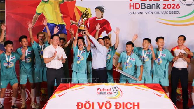 Đội Trường Đại học Nam Cần Thơ nhận cúp vô địch. Ảnh: Hồng Thái - TTXVN